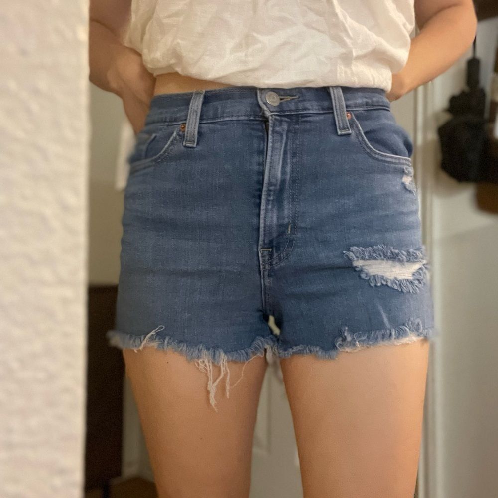 Levi’s High Rise Denim Shorts frayed hem‎ size 27 mid blue wash